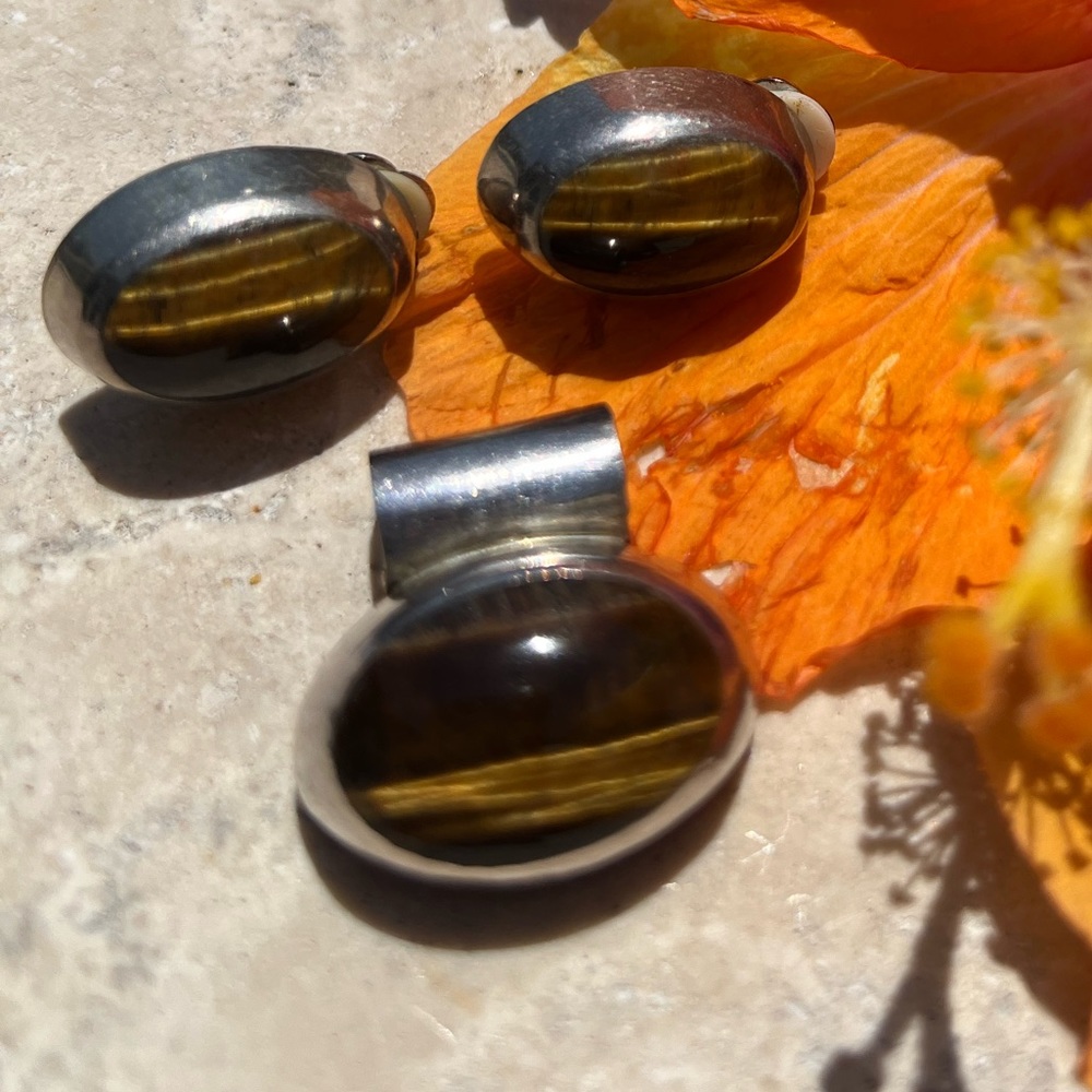 Genuine tiger eye clip on earrings and pendant set in sterling silver. - Picture 2 of 3